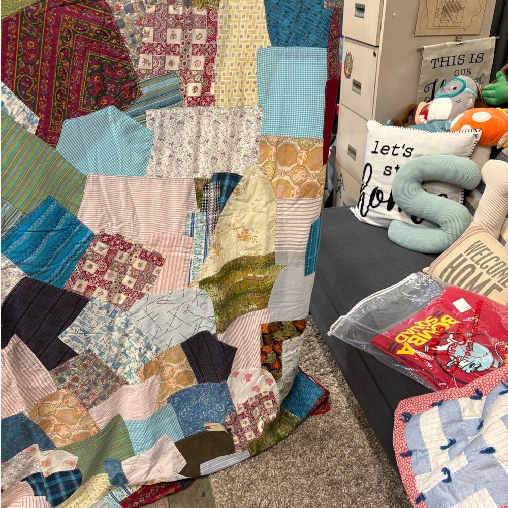 Vibrant Patchwork Quilt Had Made Vintage Fabric - Picture 8 of 15